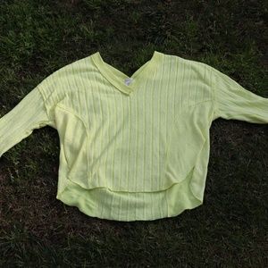 URBAN OUTFITTERS YELLOW SWEATER